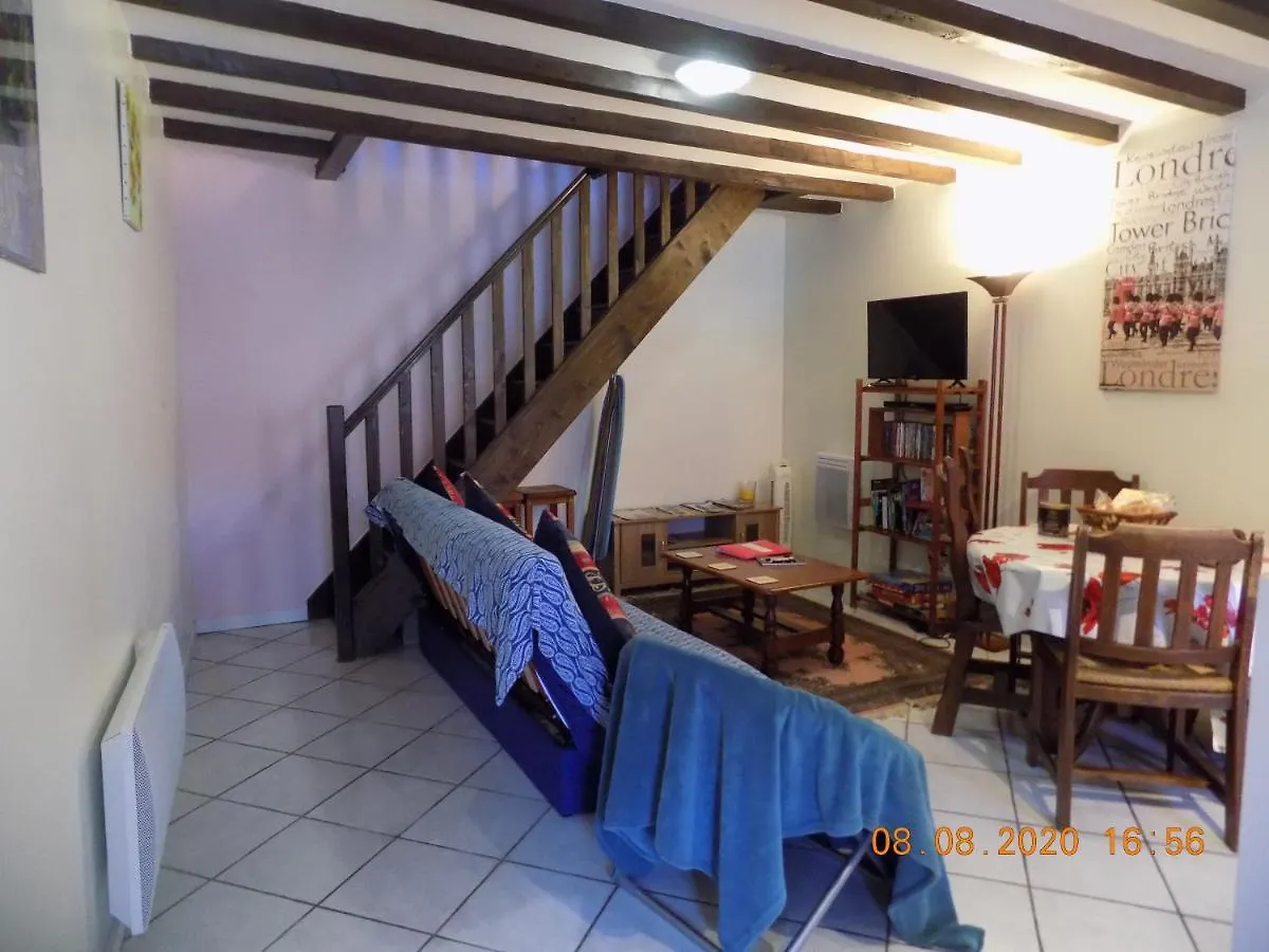 Villa Aux Roses Vrolle 0*,  Francia